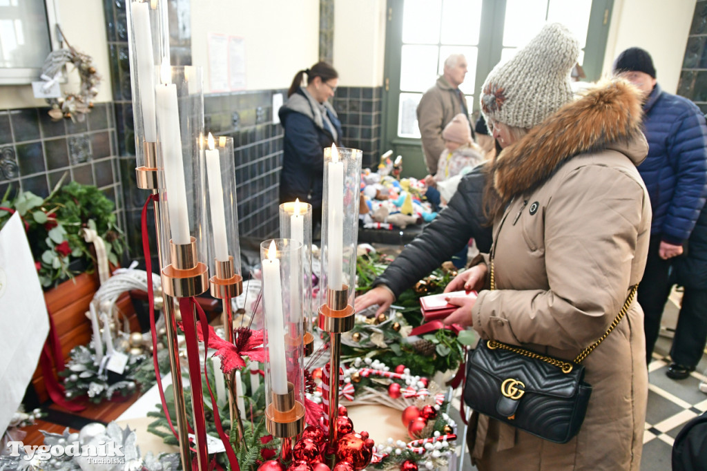 Kiermasz Świąteczny na dworcu kolejowym w Tucholi