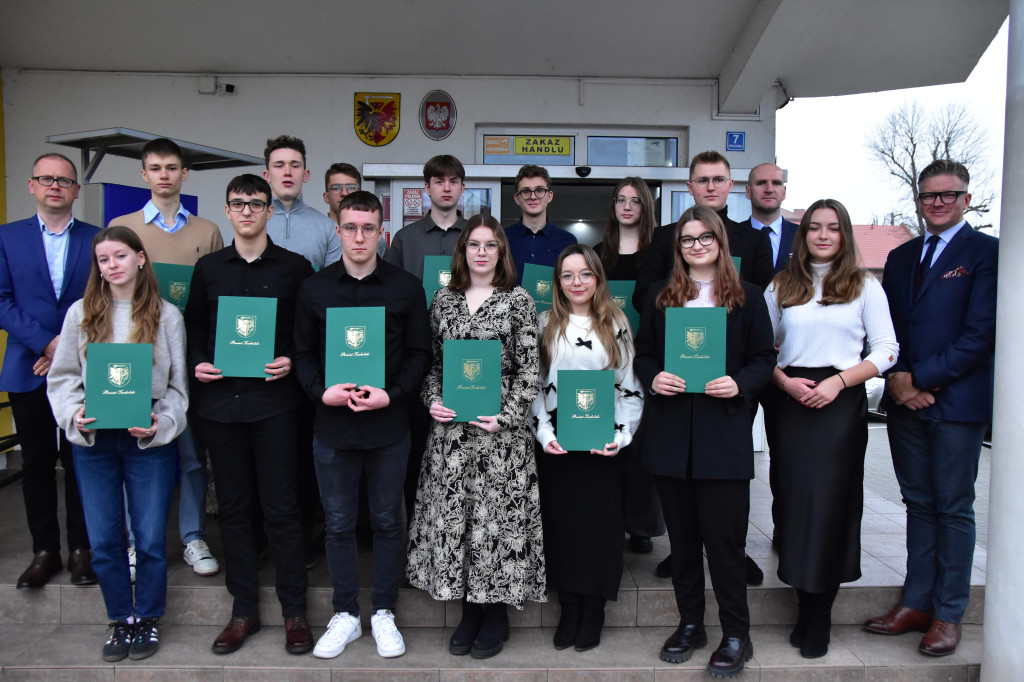 Młodzieżowi radni powiatu tucholskiego otrzymali nominacje. Teraz szlifują umiejętności, które pomogą im w sprawowaniu nowej funkcji