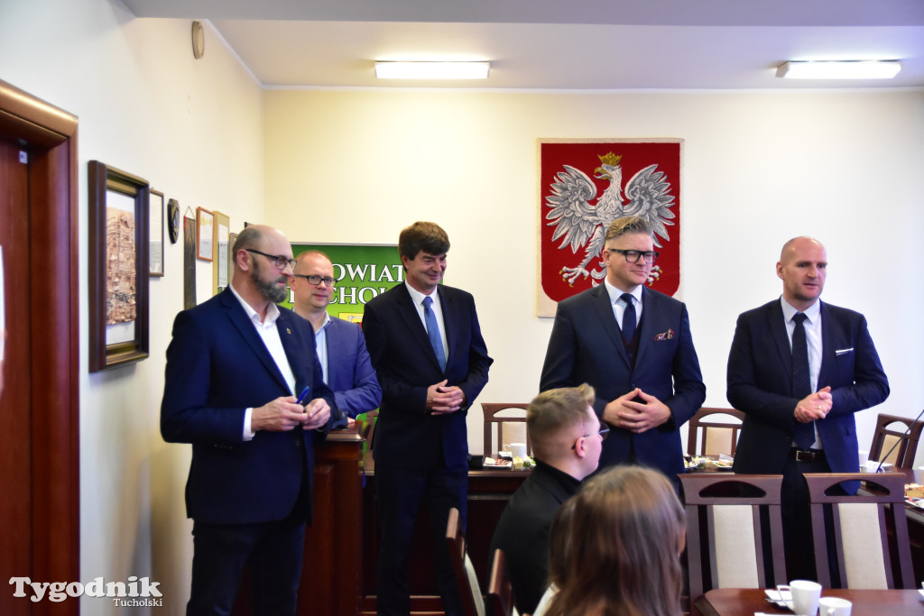 Młodzieżowi radni powiatu tucholskiego otrzymali nominacje. Teraz szlifują umiejętności, które pomogą im w sprawowaniu nowej funkcji