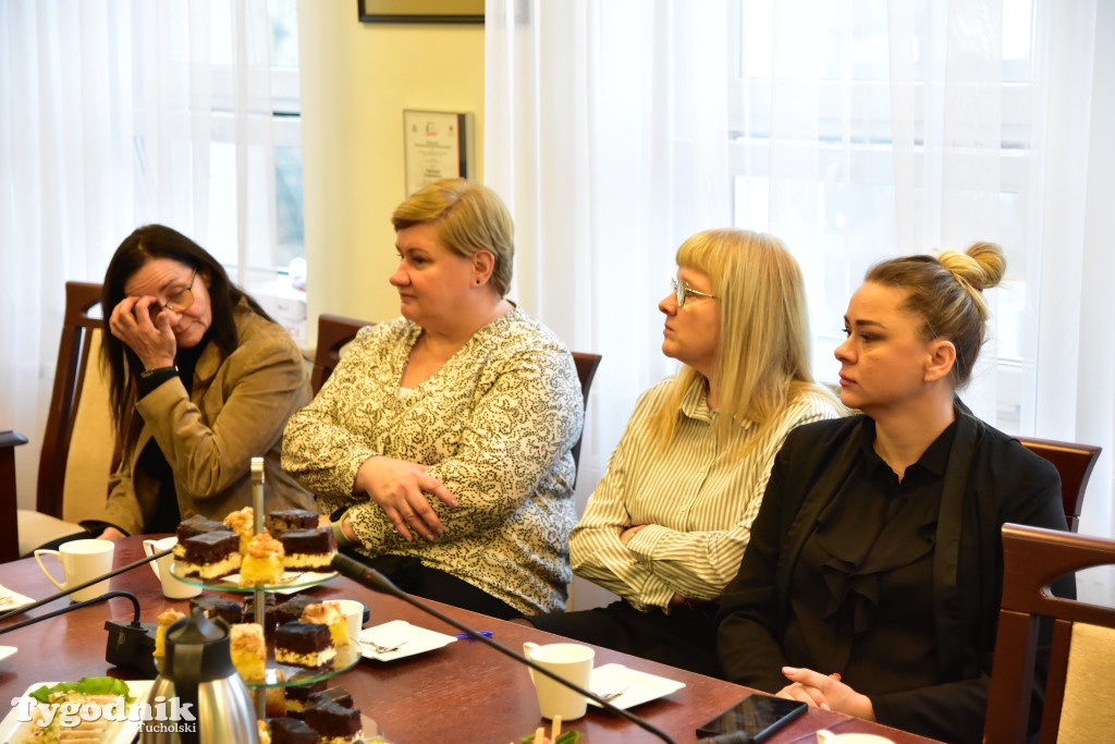 Młodzieżowi radni powiatu tucholskiego otrzymali nominacje. Teraz szlifują umiejętności, które pomogą im w sprawowaniu nowej funkcji