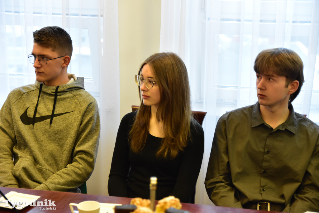 Młodzieżowi radni powiatu tucholskiego otrzymali nominacje. Teraz szlifują umiejętności, które pomogą im w sprawowaniu nowej funkcji