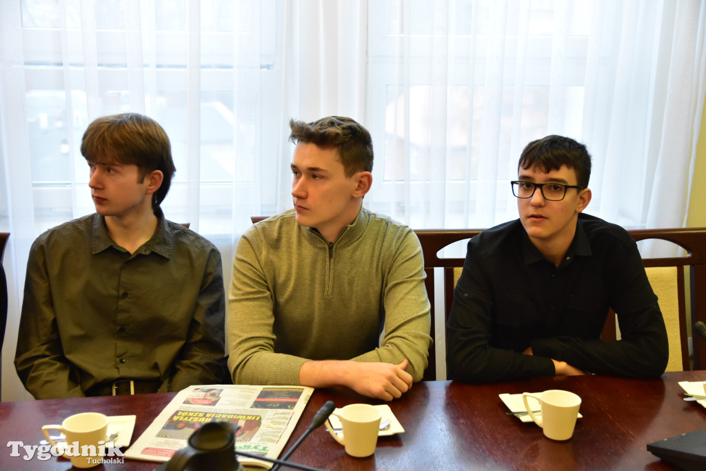 Młodzieżowi radni powiatu tucholskiego otrzymali nominacje. Teraz szlifują umiejętności, które pomogą im w sprawowaniu nowej funkcji