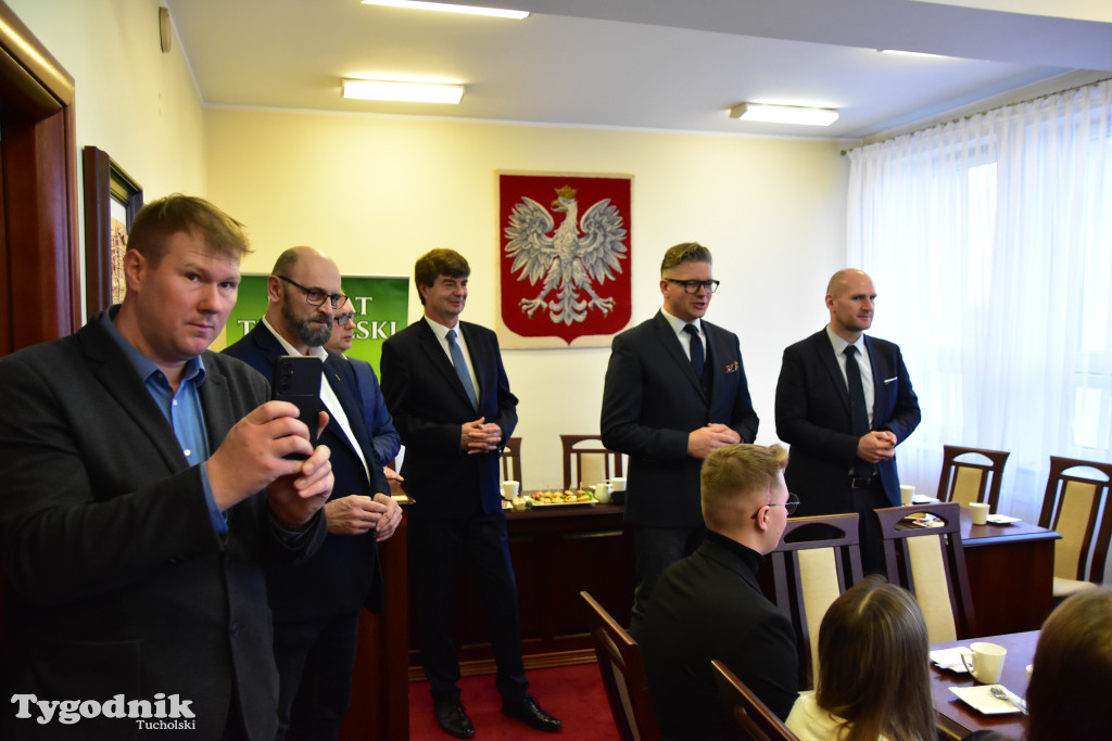 Młodzieżowi radni powiatu tucholskiego otrzymali nominacje. Teraz szlifują umiejętności, które pomogą im w sprawowaniu nowej funkcji