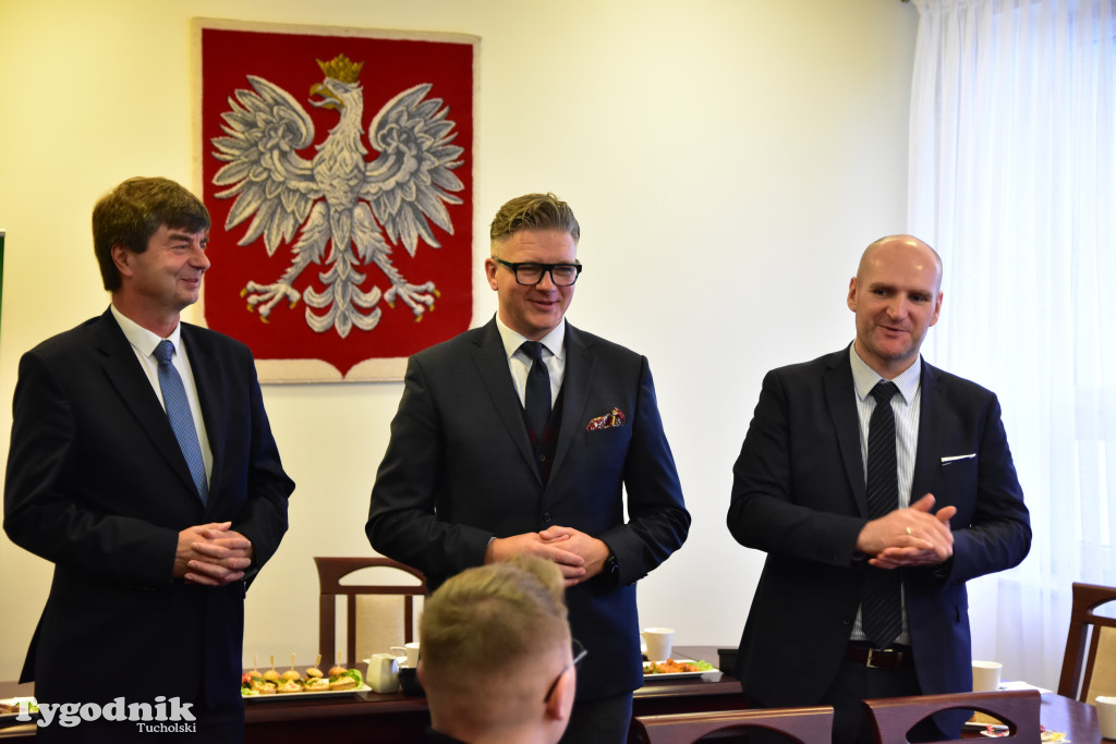 Młodzieżowi radni powiatu tucholskiego otrzymali nominacje. Teraz szlifują umiejętności, które pomogą im w sprawowaniu nowej funkcji