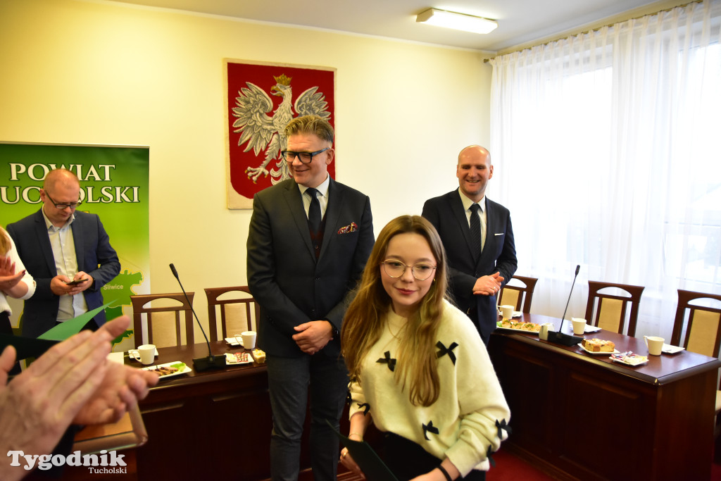 Młodzieżowi radni powiatu tucholskiego otrzymali nominacje. Teraz szlifują umiejętności, które pomogą im w sprawowaniu nowej funkcji
