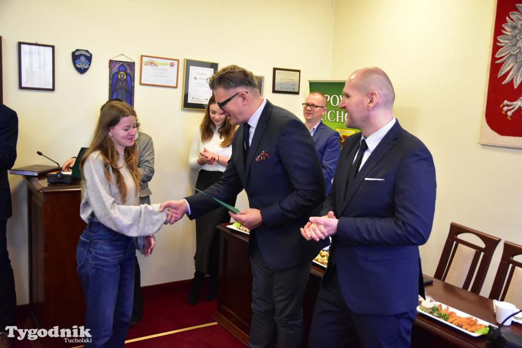 Młodzieżowi radni powiatu tucholskiego otrzymali nominacje. Teraz szlifują umiejętności, które pomogą im w sprawowaniu nowej funkcji