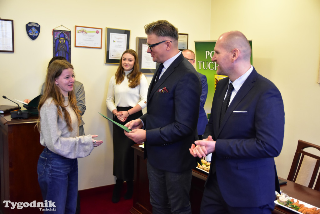 Młodzieżowi radni powiatu tucholskiego otrzymali nominacje. Teraz szlifują umiejętności, które pomogą im w sprawowaniu nowej funkcji