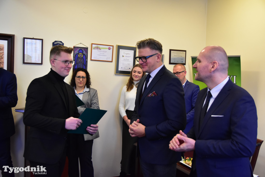 Młodzieżowi radni powiatu tucholskiego otrzymali nominacje. Teraz szlifują umiejętności, które pomogą im w sprawowaniu nowej funkcji