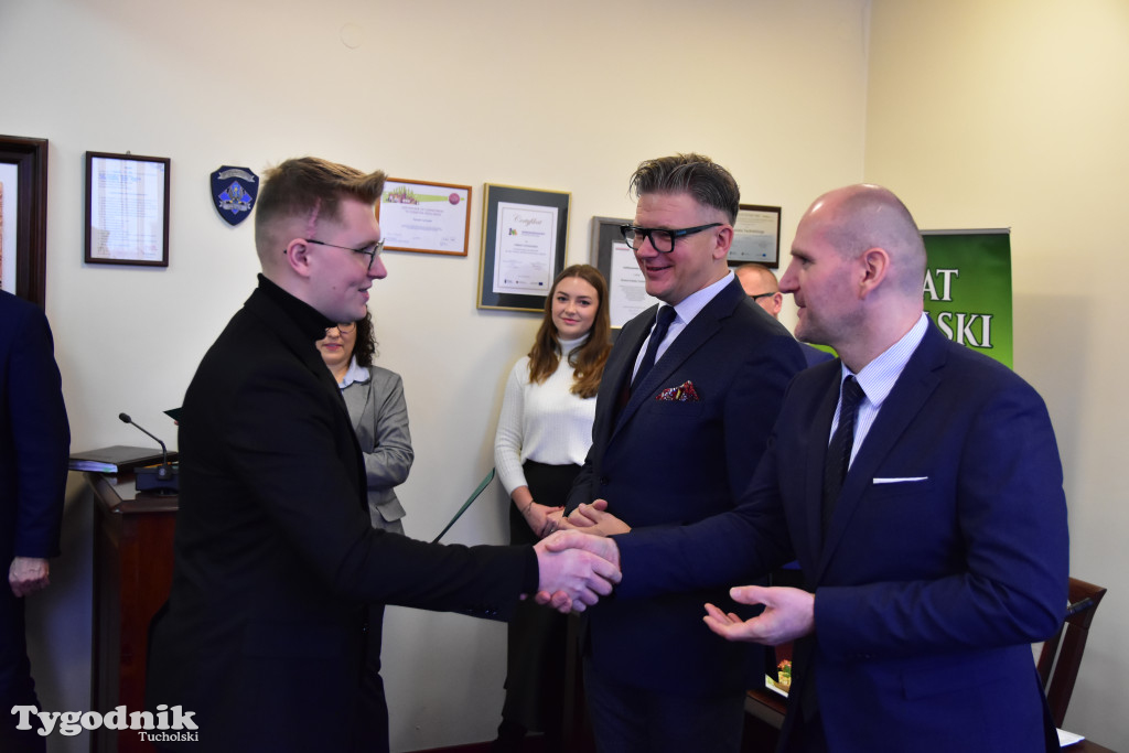 Młodzieżowi radni powiatu tucholskiego otrzymali nominacje. Teraz szlifują umiejętności, które pomogą im w sprawowaniu nowej funkcji