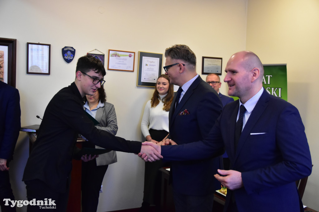 Młodzieżowi radni powiatu tucholskiego otrzymali nominacje. Teraz szlifują umiejętności, które pomogą im w sprawowaniu nowej funkcji