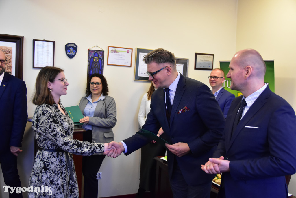 Młodzieżowi radni powiatu tucholskiego otrzymali nominacje. Teraz szlifują umiejętności, które pomogą im w sprawowaniu nowej funkcji