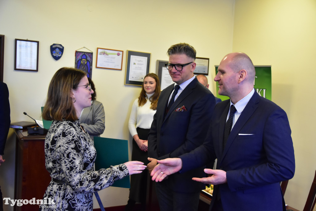 Młodzieżowi radni powiatu tucholskiego otrzymali nominacje. Teraz szlifują umiejętności, które pomogą im w sprawowaniu nowej funkcji