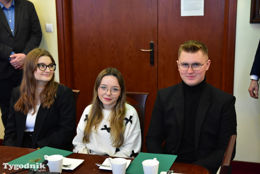 Młodzieżowi radni powiatu tucholskiego otrzymali nominacje. Teraz szlifują umiejętności, które pomogą im w sprawowaniu nowej funkcji