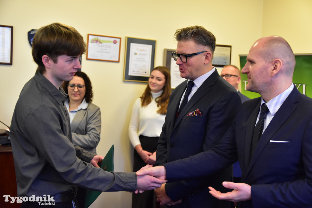 Młodzieżowi radni powiatu tucholskiego otrzymali nominacje. Teraz szlifują umiejętności, które pomogą im w sprawowaniu nowej funkcji