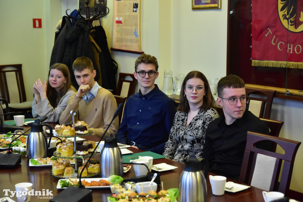 Młodzieżowi radni powiatu tucholskiego otrzymali nominacje. Teraz szlifują umiejętności, które pomogą im w sprawowaniu nowej funkcji