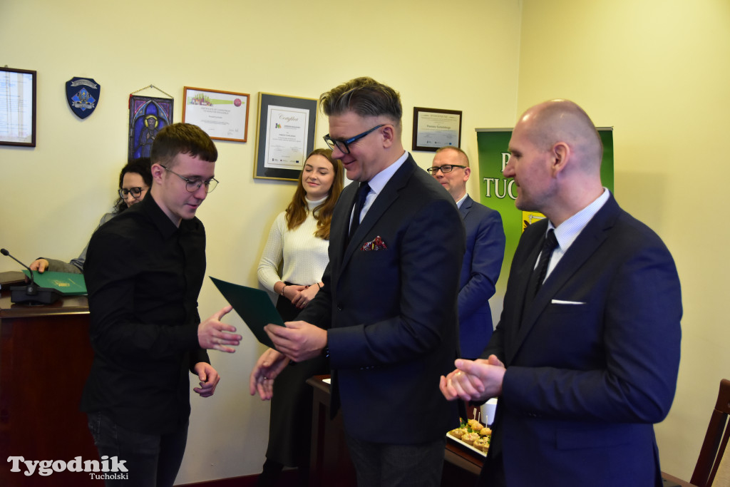 Młodzieżowi radni powiatu tucholskiego otrzymali nominacje. Teraz szlifują umiejętności, które pomogą im w sprawowaniu nowej funkcji