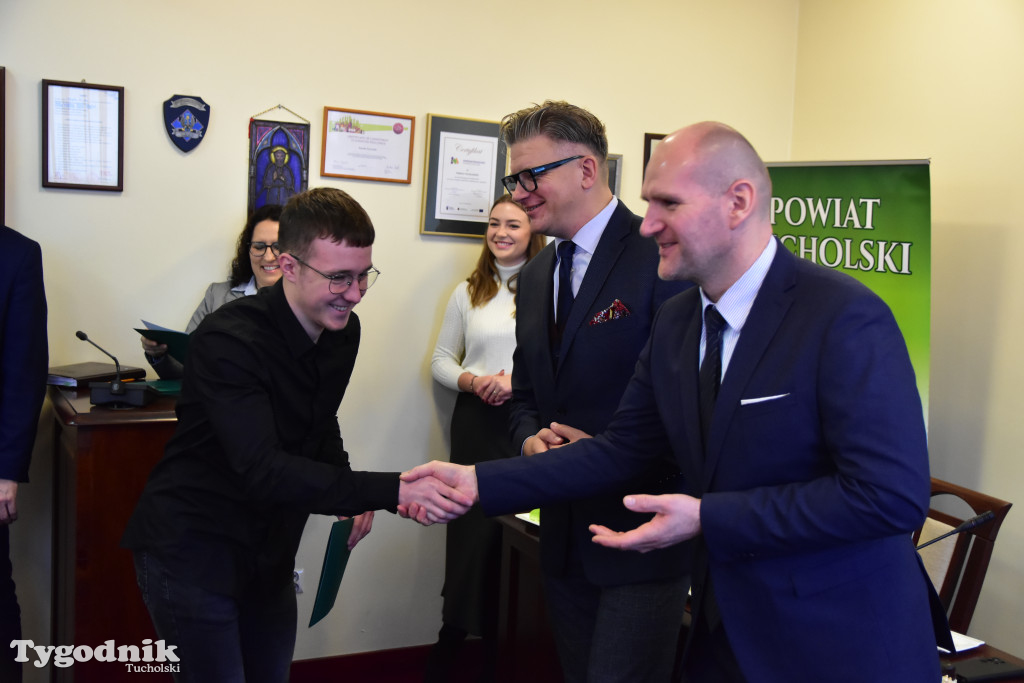 Młodzieżowi radni powiatu tucholskiego otrzymali nominacje. Teraz szlifują umiejętności, które pomogą im w sprawowaniu nowej funkcji