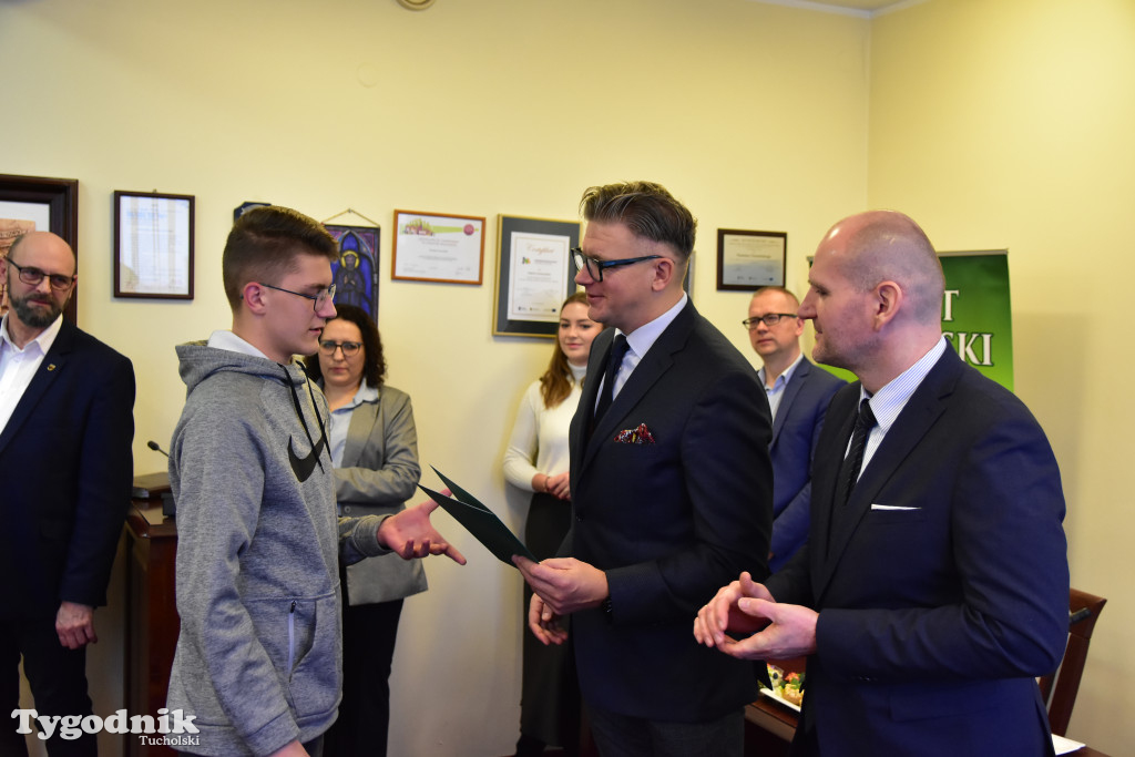 Młodzieżowi radni powiatu tucholskiego otrzymali nominacje. Teraz szlifują umiejętności, które pomogą im w sprawowaniu nowej funkcji