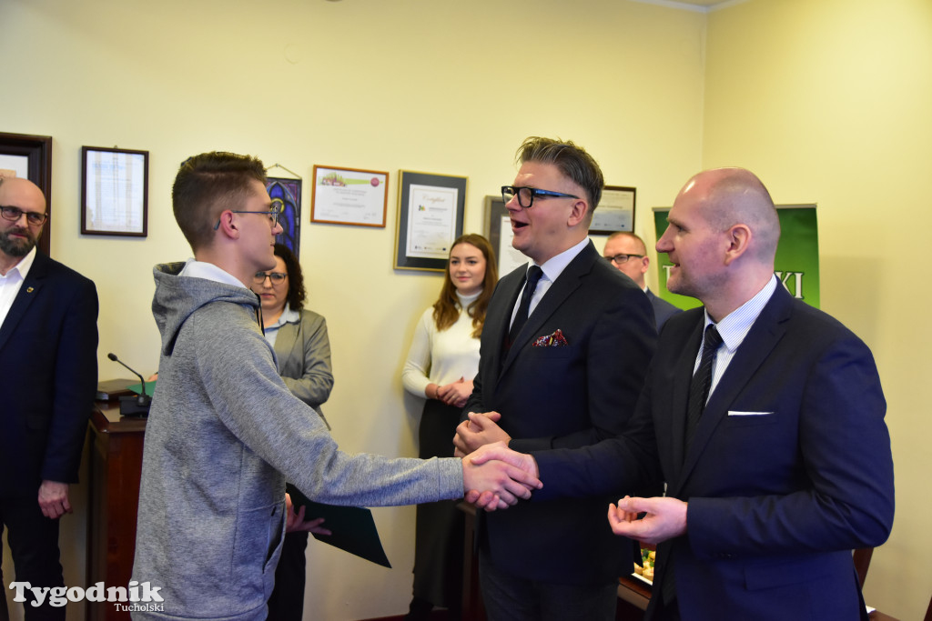 Młodzieżowi radni powiatu tucholskiego otrzymali nominacje. Teraz szlifują umiejętności, które pomogą im w sprawowaniu nowej funkcji