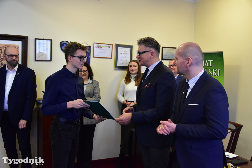 Młodzieżowi radni powiatu tucholskiego otrzymali nominacje. Teraz szlifują umiejętności, które pomogą im w sprawowaniu nowej funkcji