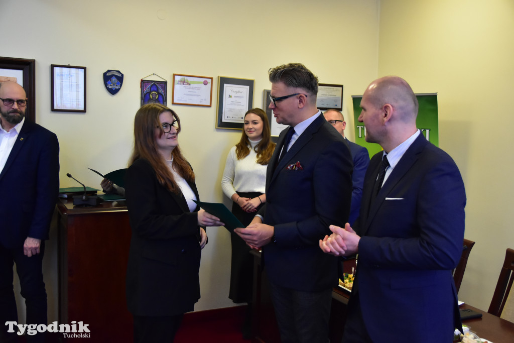 Młodzieżowi radni powiatu tucholskiego otrzymali nominacje. Teraz szlifują umiejętności, które pomogą im w sprawowaniu nowej funkcji