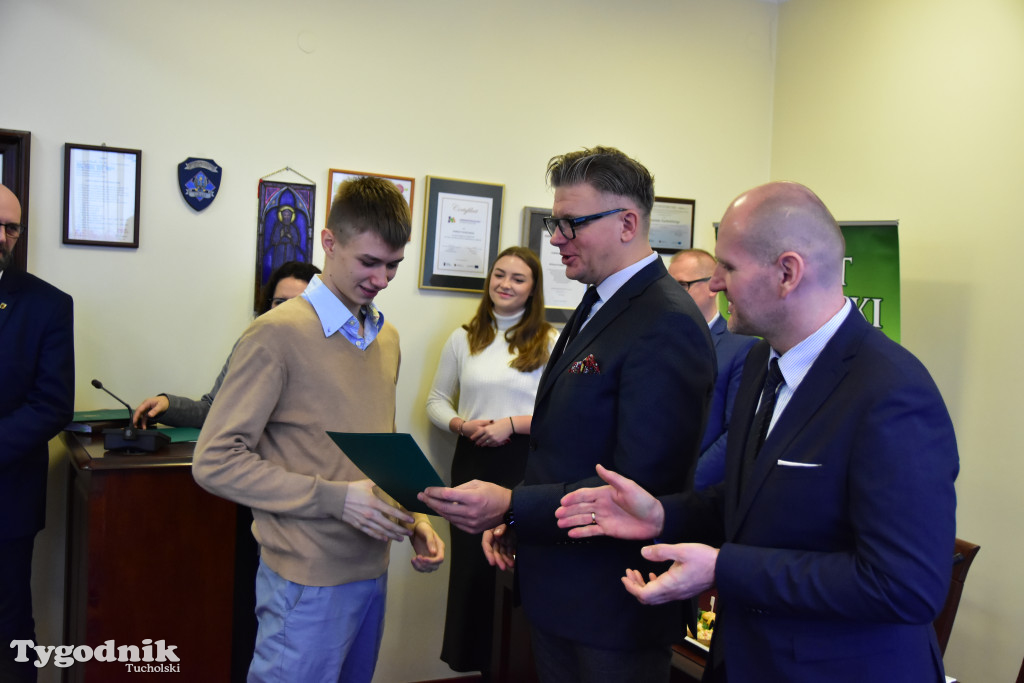 Młodzieżowi radni powiatu tucholskiego otrzymali nominacje. Teraz szlifują umiejętności, które pomogą im w sprawowaniu nowej funkcji