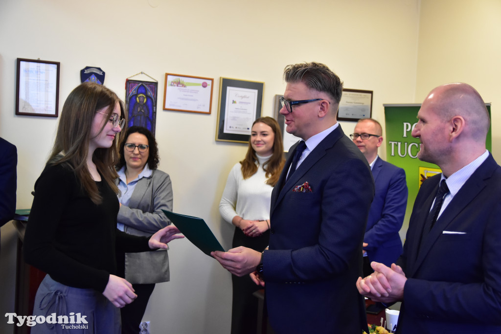 Młodzieżowi radni powiatu tucholskiego otrzymali nominacje. Teraz szlifują umiejętności, które pomogą im w sprawowaniu nowej funkcji