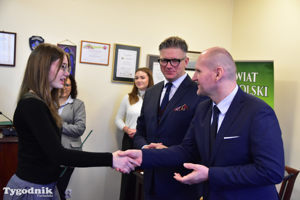 Młodzieżowi radni powiatu tucholskiego otrzymali nominacje. Teraz szlifują umiejętności, które pomogą im w sprawowaniu nowej funkcji