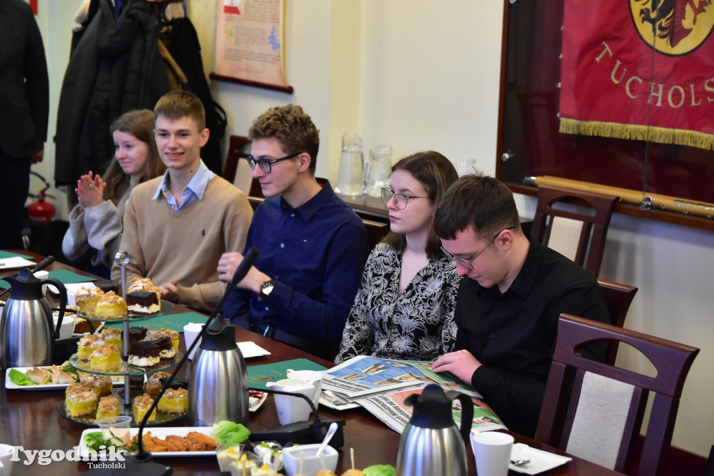 Młodzieżowi radni powiatu tucholskiego otrzymali nominacje. Teraz szlifują umiejętności, które pomogą im w sprawowaniu nowej funkcji