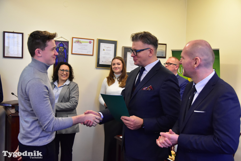 Młodzieżowi radni powiatu tucholskiego otrzymali nominacje. Teraz szlifują umiejętności, które pomogą im w sprawowaniu nowej funkcji