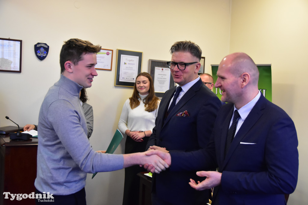 Młodzieżowi radni powiatu tucholskiego otrzymali nominacje. Teraz szlifują umiejętności, które pomogą im w sprawowaniu nowej funkcji