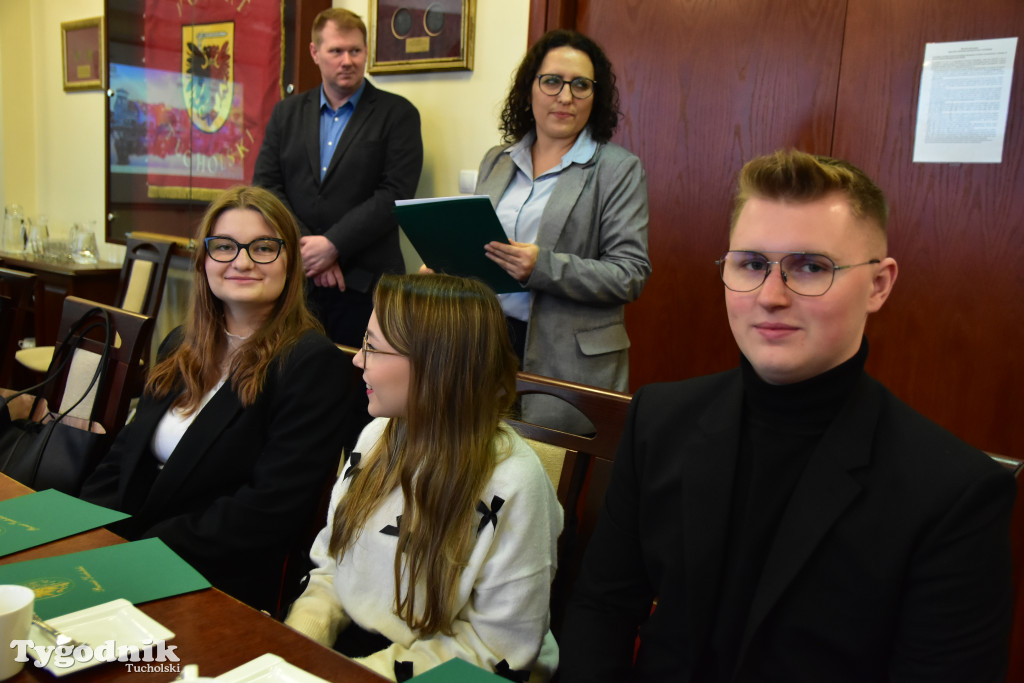 Młodzieżowi radni powiatu tucholskiego otrzymali nominacje. Teraz szlifują umiejętności, które pomogą im w sprawowaniu nowej funkcji