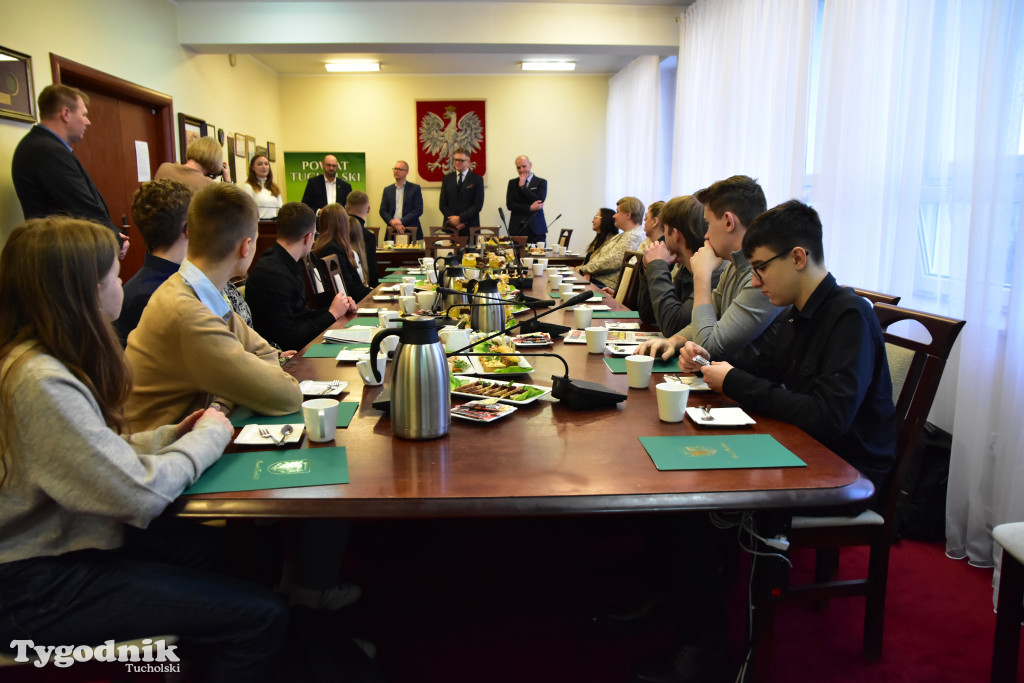 Młodzieżowi radni powiatu tucholskiego otrzymali nominacje. Teraz szlifują umiejętności, które pomogą im w sprawowaniu nowej funkcji