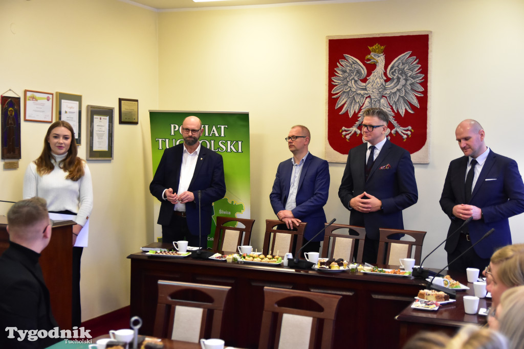 Młodzieżowi radni powiatu tucholskiego otrzymali nominacje. Teraz szlifują umiejętności, które pomogą im w sprawowaniu nowej funkcji