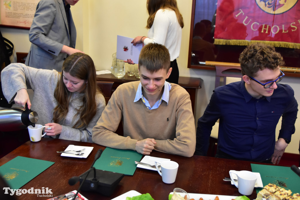 Młodzieżowi radni powiatu tucholskiego otrzymali nominacje. Teraz szlifują umiejętności, które pomogą im w sprawowaniu nowej funkcji