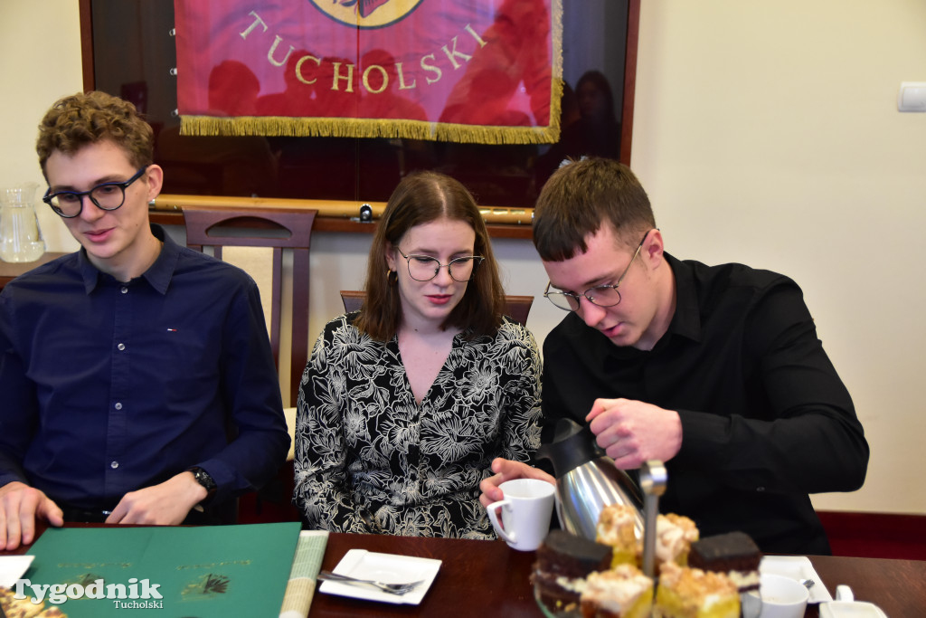 Młodzieżowi radni powiatu tucholskiego otrzymali nominacje. Teraz szlifują umiejętności, które pomogą im w sprawowaniu nowej funkcji