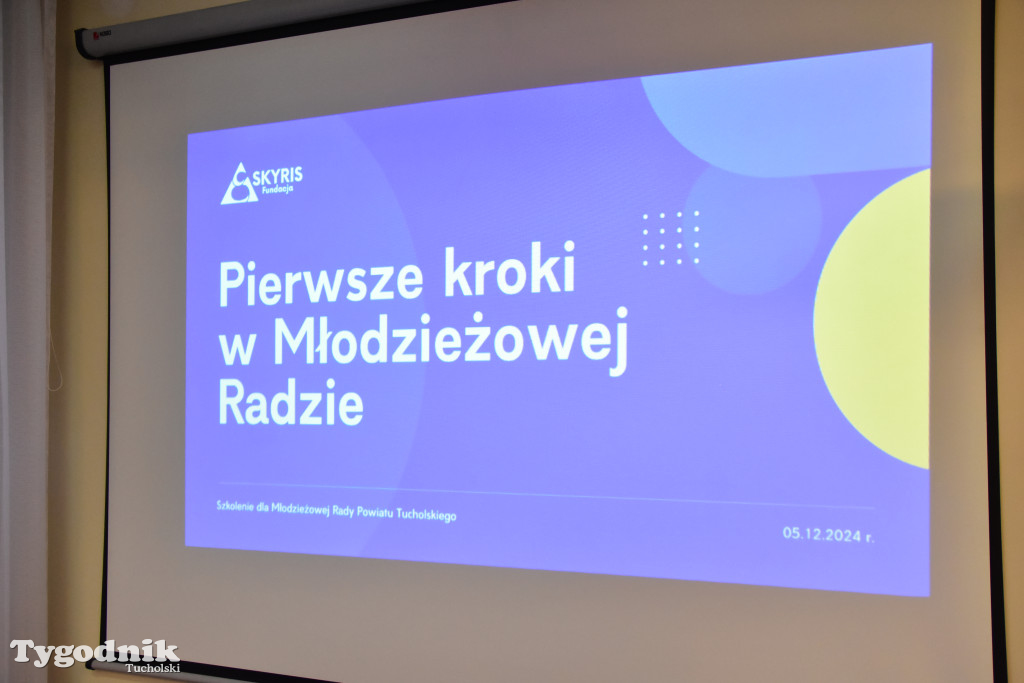 Młodzieżowi radni powiatu tucholskiego otrzymali nominacje. Teraz szlifują umiejętności, które pomogą im w sprawowaniu nowej funkcji