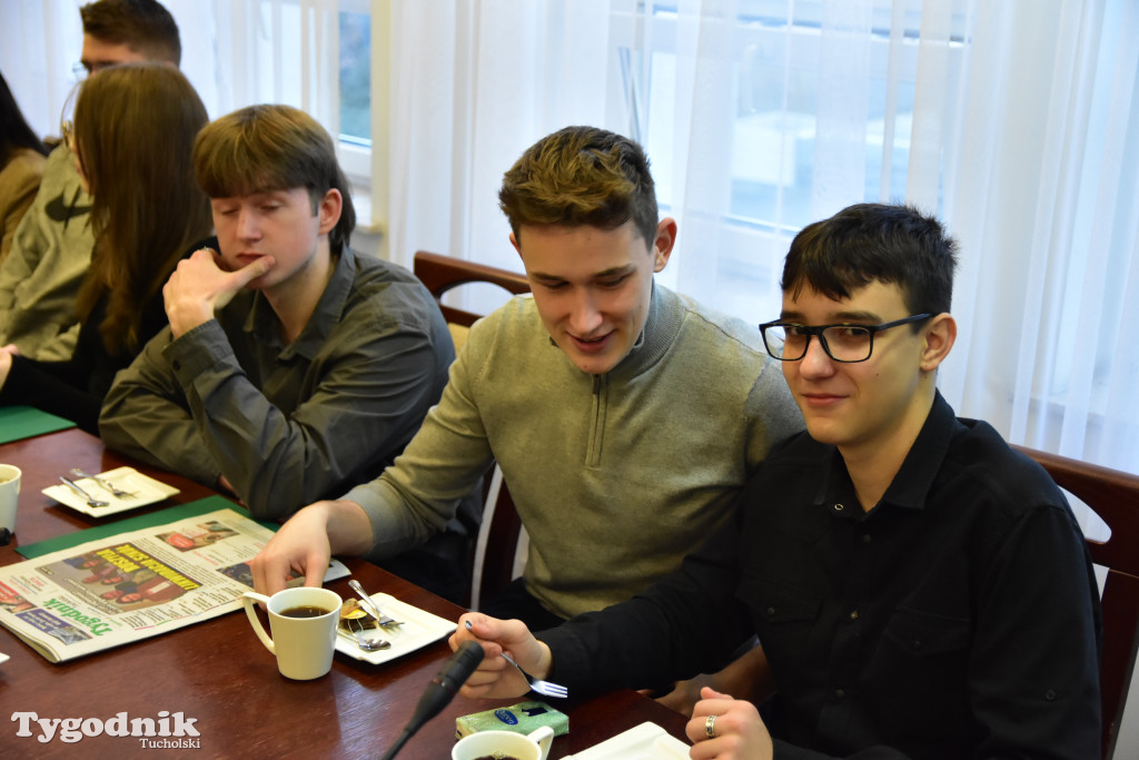 Młodzieżowi radni powiatu tucholskiego otrzymali nominacje. Teraz szlifują umiejętności, które pomogą im w sprawowaniu nowej funkcji