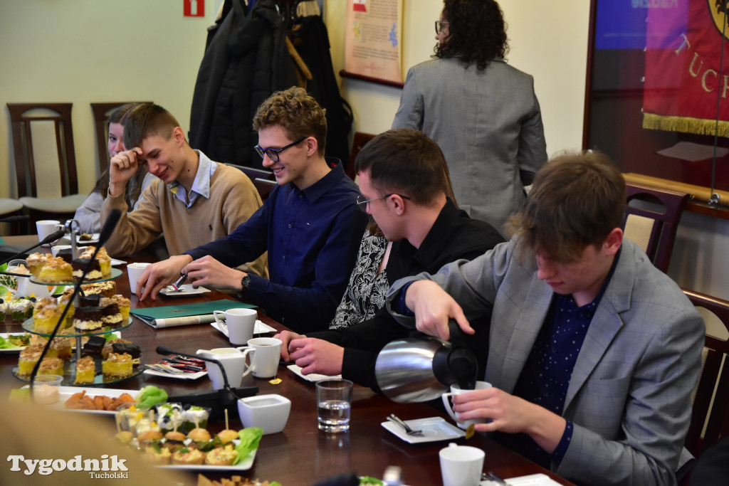 Młodzieżowi radni powiatu tucholskiego otrzymali nominacje. Teraz szlifują umiejętności, które pomogą im w sprawowaniu nowej funkcji