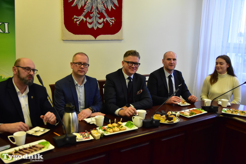 Młodzieżowi radni powiatu tucholskiego otrzymali nominacje. Teraz szlifują umiejętności, które pomogą im w sprawowaniu nowej funkcji