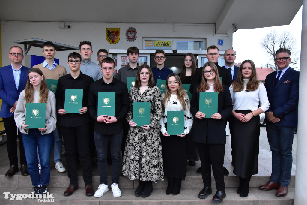 Młodzieżowi radni powiatu tucholskiego otrzymali nominacje. Teraz szlifują umiejętności, które pomogą im w sprawowaniu nowej funkcji