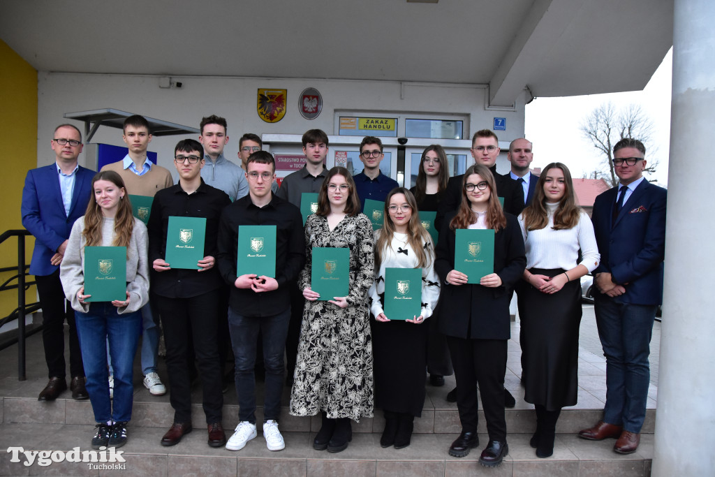 Młodzieżowi radni powiatu tucholskiego otrzymali nominacje. Teraz szlifują umiejętności, które pomogą im w sprawowaniu nowej funkcji