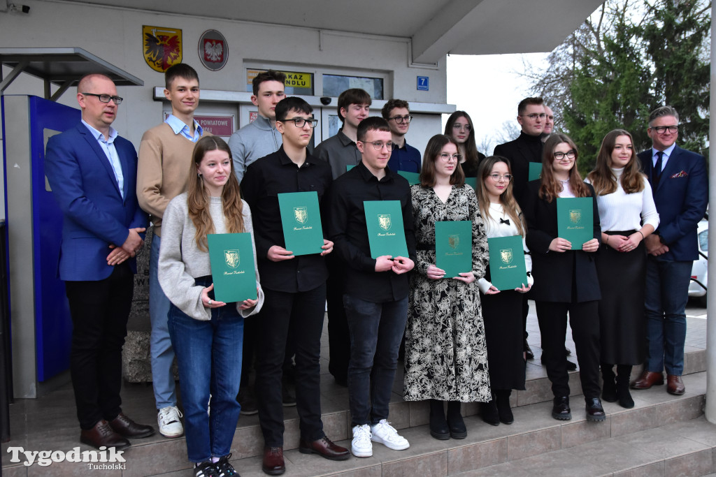 Młodzieżowi radni powiatu tucholskiego otrzymali nominacje. Teraz szlifują umiejętności, które pomogą im w sprawowaniu nowej funkcji