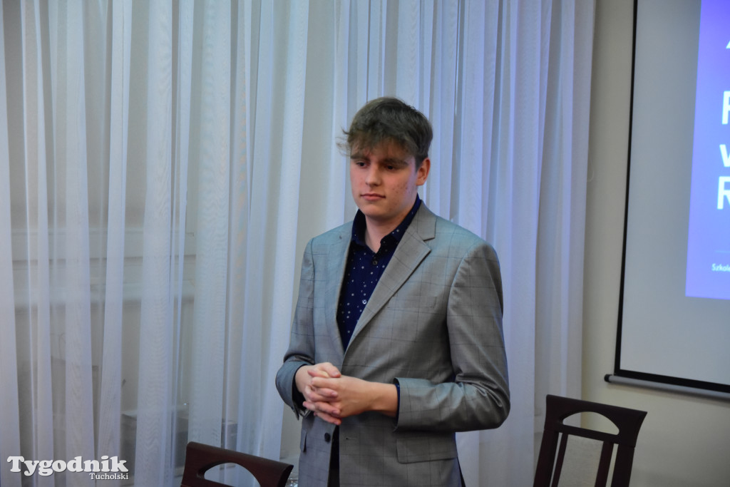 Młodzieżowi radni powiatu tucholskiego otrzymali nominacje. Teraz szlifują umiejętności, które pomogą im w sprawowaniu nowej funkcji