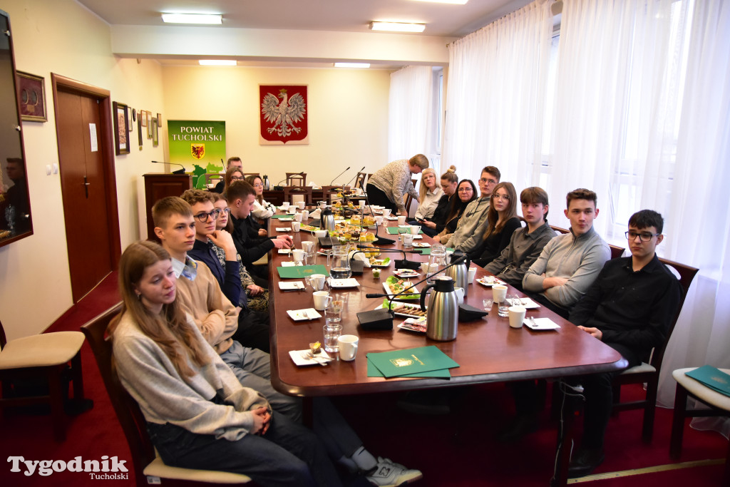 Młodzieżowi radni powiatu tucholskiego otrzymali nominacje. Teraz szlifują umiejętności, które pomogą im w sprawowaniu nowej funkcji
