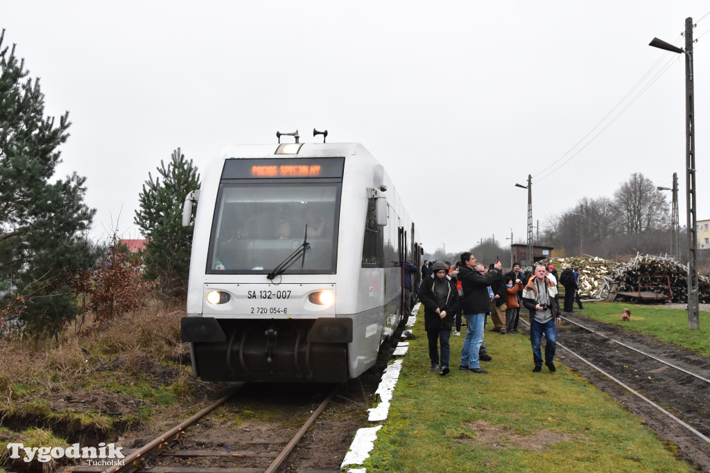Pociąg specjalny na trasie kolejowej Tuchola - Pruszcz Bagienica! Jak wyglądał przejazd mikołajkowy?