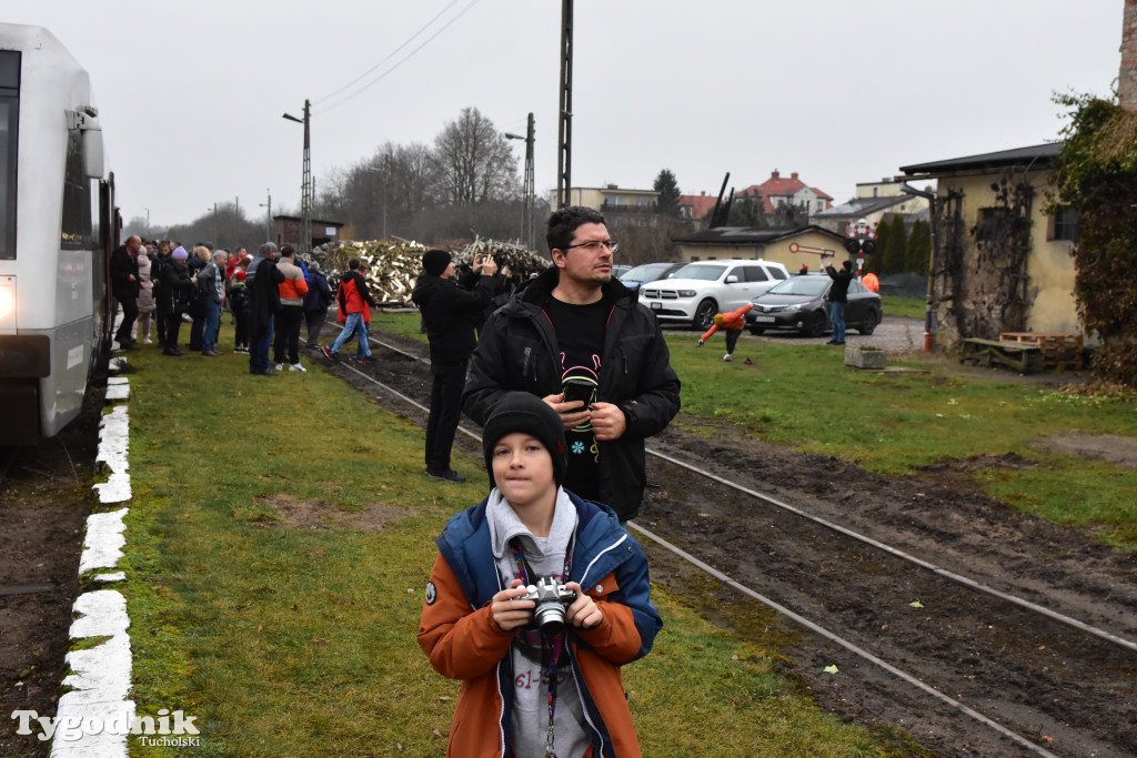Pociąg specjalny na trasie kolejowej Tuchola - Pruszcz Bagienica! Jak wyglądał przejazd mikołajkowy?