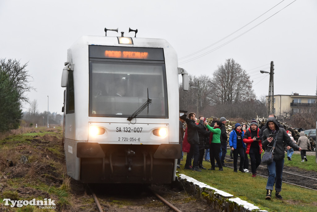 Pociąg specjalny na trasie kolejowej Tuchola - Pruszcz Bagienica! Jak wyglądał przejazd mikołajkowy?