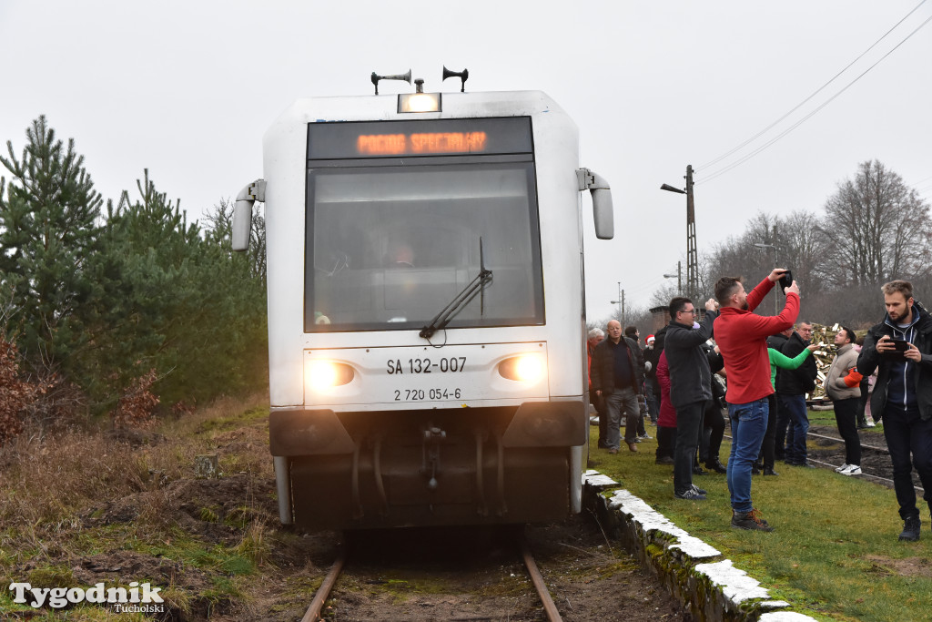 Pociąg specjalny na trasie kolejowej Tuchola - Pruszcz Bagienica! Jak wyglądał przejazd mikołajkowy?