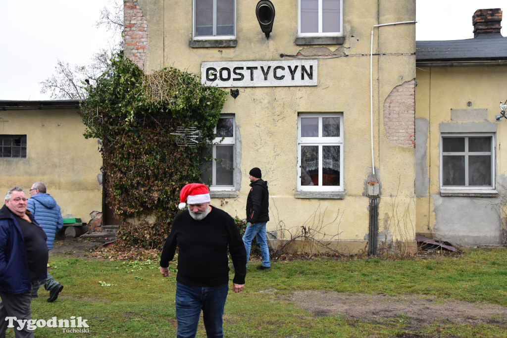 Pociąg specjalny na trasie kolejowej Tuchola - Pruszcz Bagienica! Jak wyglądał przejazd mikołajkowy?